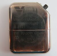 Voorwerpen Adlib\30000\V31884-a.jpg; V31884; Pacemaker, model S3121, Vitratron Medical; Dieren, Holland, 1970-1980Pacemaker, model S3121, Vitratron Medical; Dieren, Holland, 1970-1980; PacemakerPacemaker